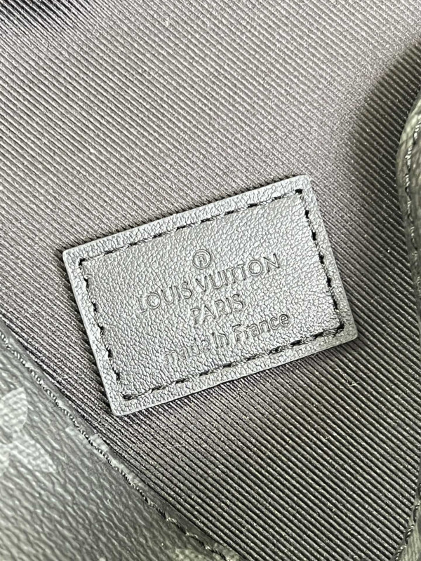 l**is V*t*n saumur slingbag