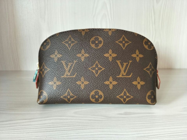 l**is V*t*n cosmetic pouch
