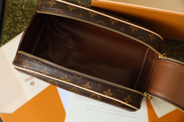 l**is V*t*n toiletry bag