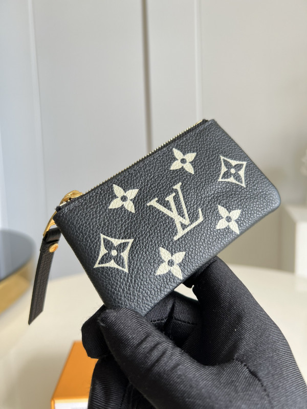 l**is V*t*n key pouch