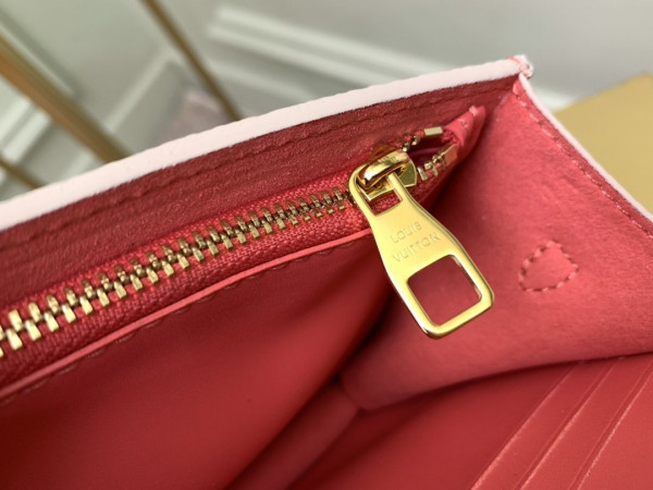 l**is V*t*n croisette chain wallet