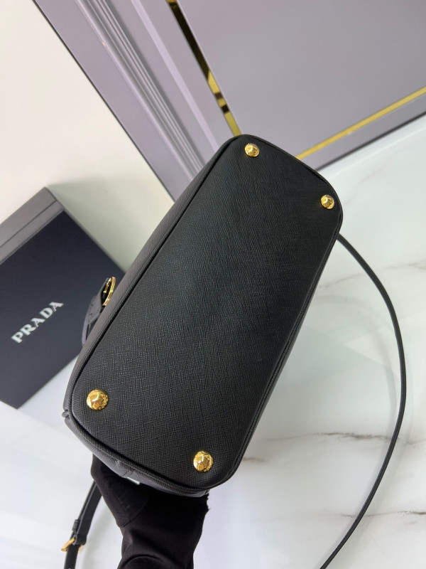 Pra*a galleria saffiano bag medium
