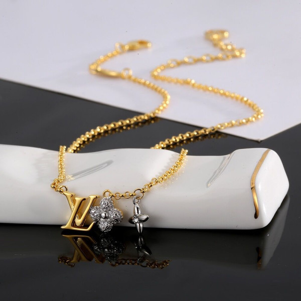 l**is V*t*n necklace