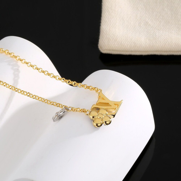 l**is V*t*n necklace