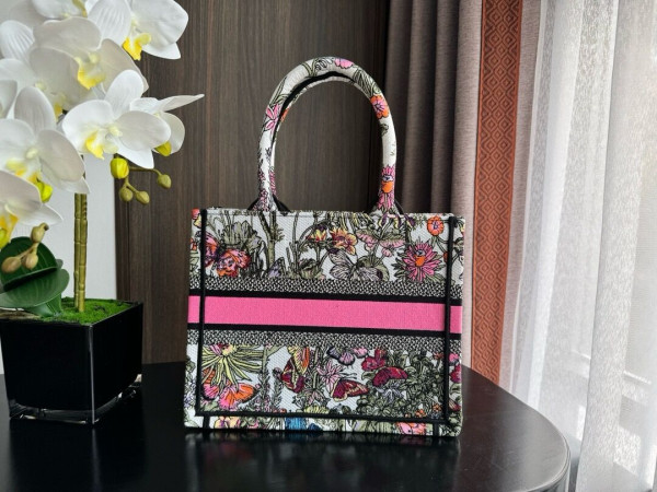small D*or book tote