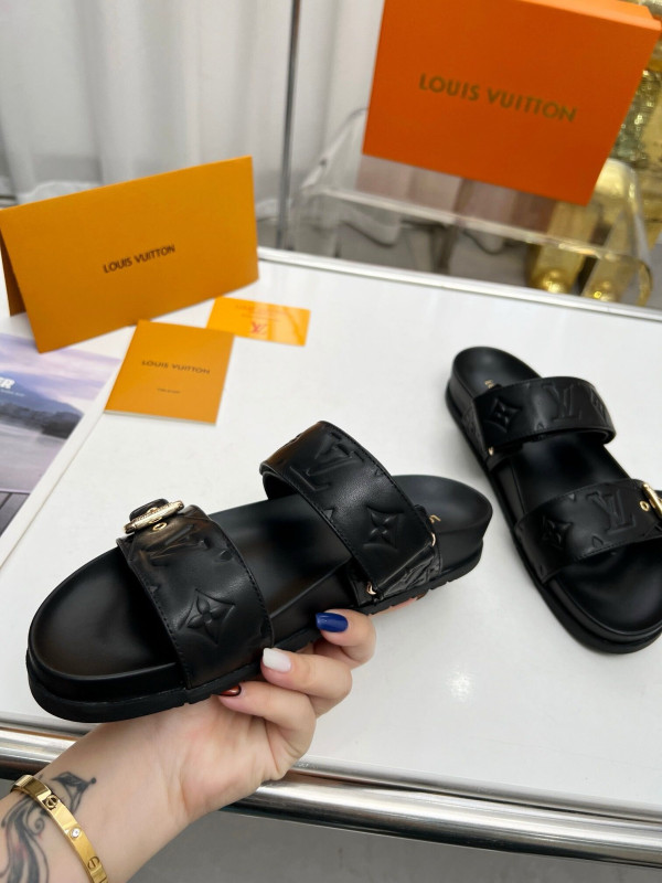 l**is V*t*n slippers