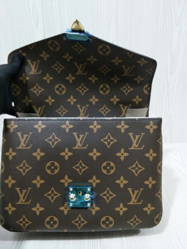 l**is V*t*n pochette metis