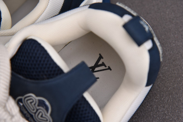l**is V*t*n sneakers