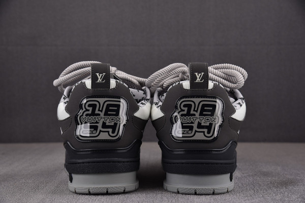 l**is V*t*n sneakers