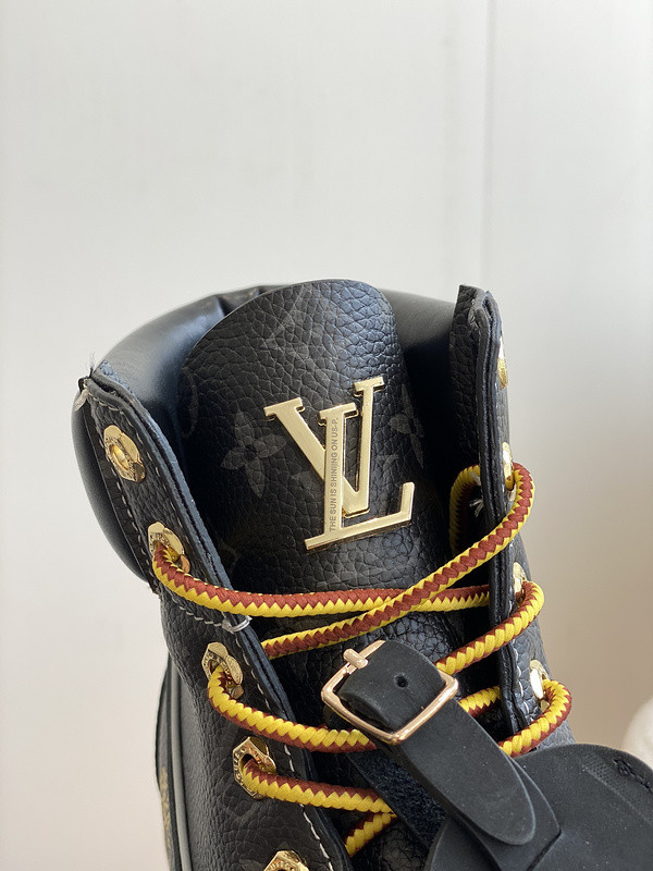 l**is V*t*n boots