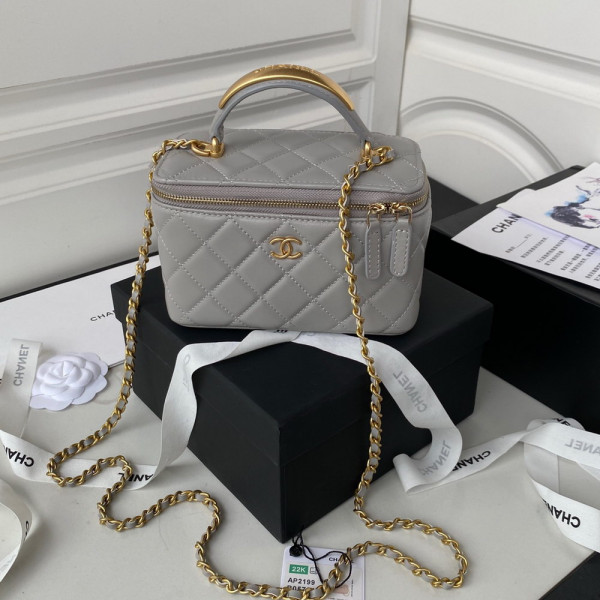 CL VANITY WITH CHAIN