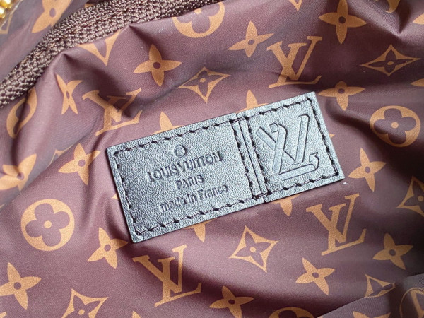 l**is V*t*n maxi bumbag