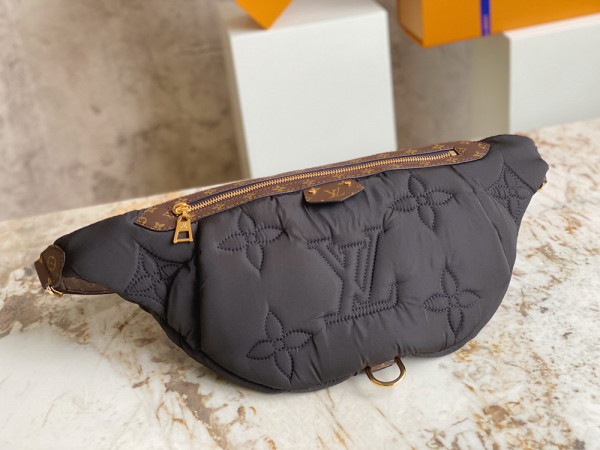 l**is V*t*n maxi bumbag