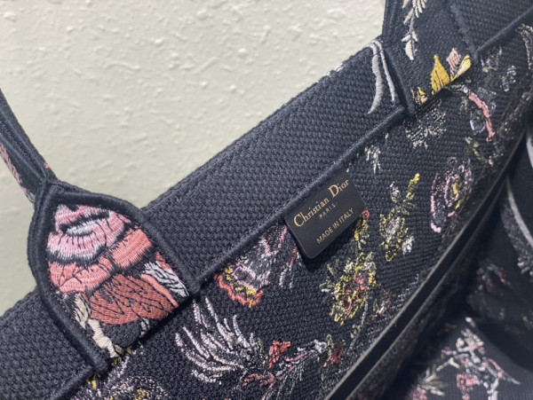 large D*or book tote