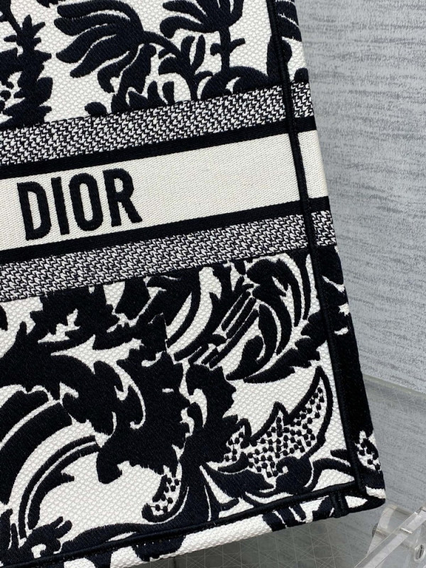 large D*or book tote