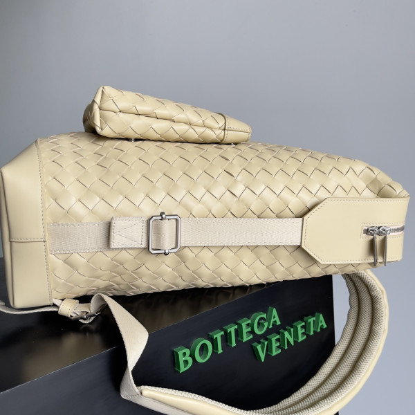 Bo*te*ga ve*ne*ta arco backpack