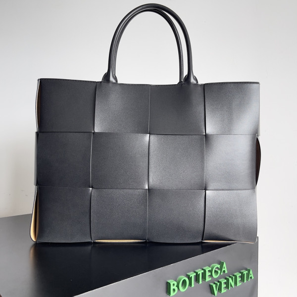 Bo*te*ga ve*ne*ta arco large tote
