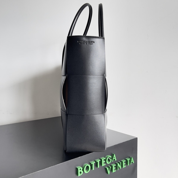 Bo*te*ga ve*ne*ta arco large tote