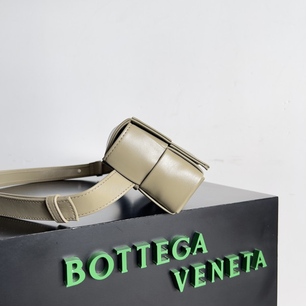 Bo*te*ga ve*ne*ta mini brick cassette