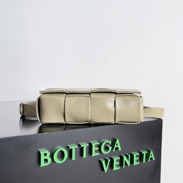 Bo*te*ga ve*ne*ta mini brick cassette