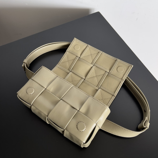 Bo*te*ga ve*ne*ta mini brick cassette