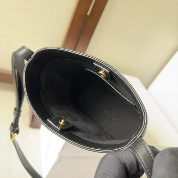 Ce**e mini bucket cuir triomphe