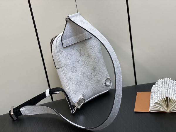 l**is V*t*n outdoor slingbag