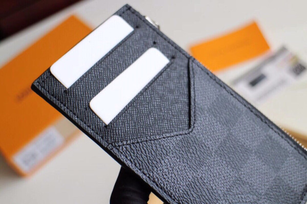 l**is V*t*n coin card holder