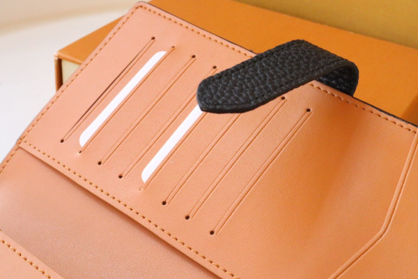 l**is V*t*n vertical wallet