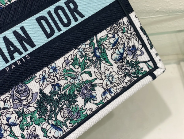 medium D*or book tote