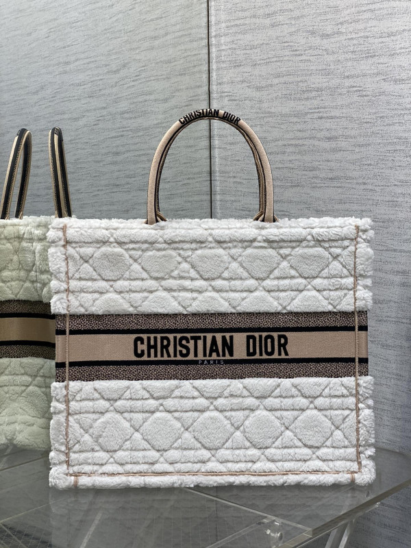 large D*or book tote