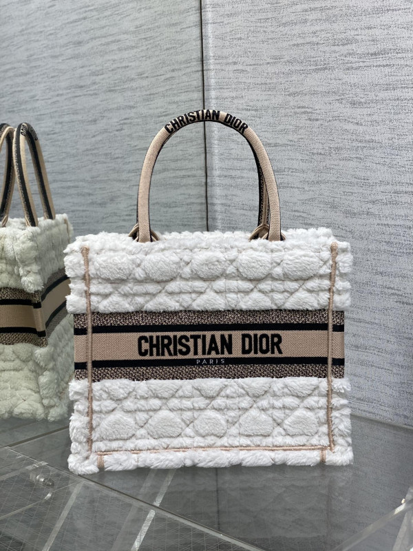 small D*or book tote