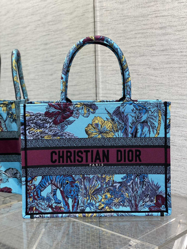 medium D*or book tote