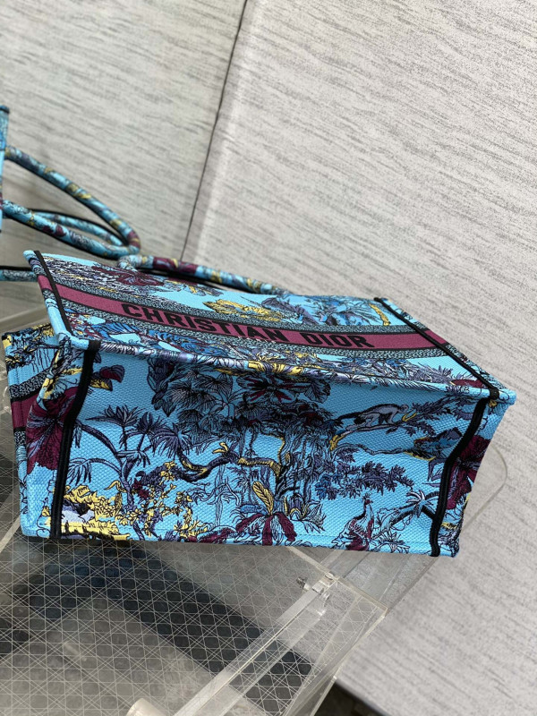 medium D*or book tote