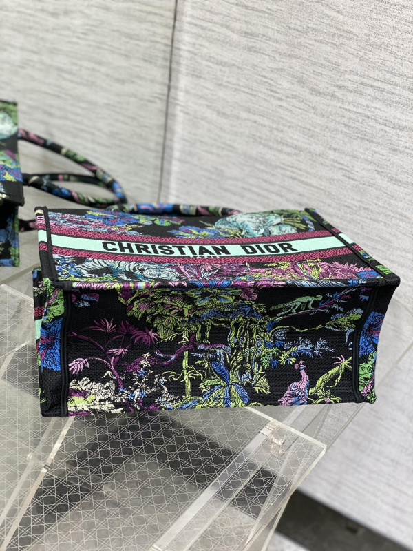 medium D*or book tote