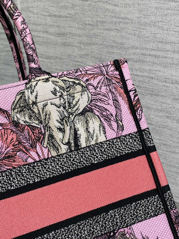 medium D*or book tote