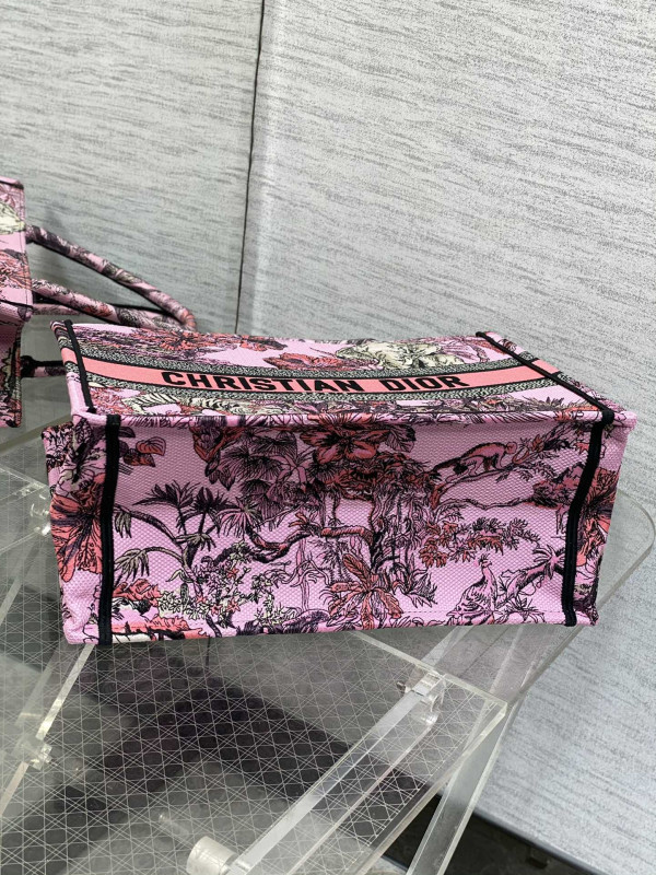 medium D*or book tote
