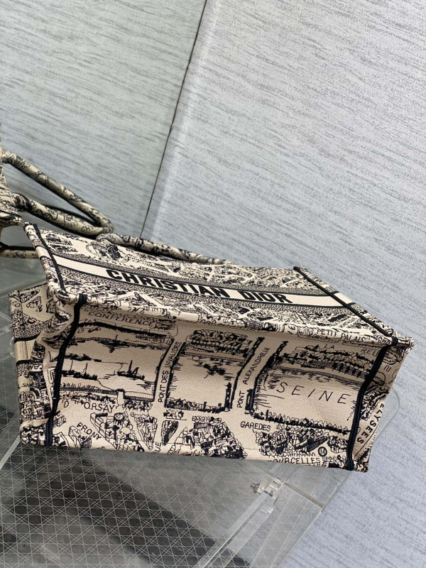 medium D*or book tote