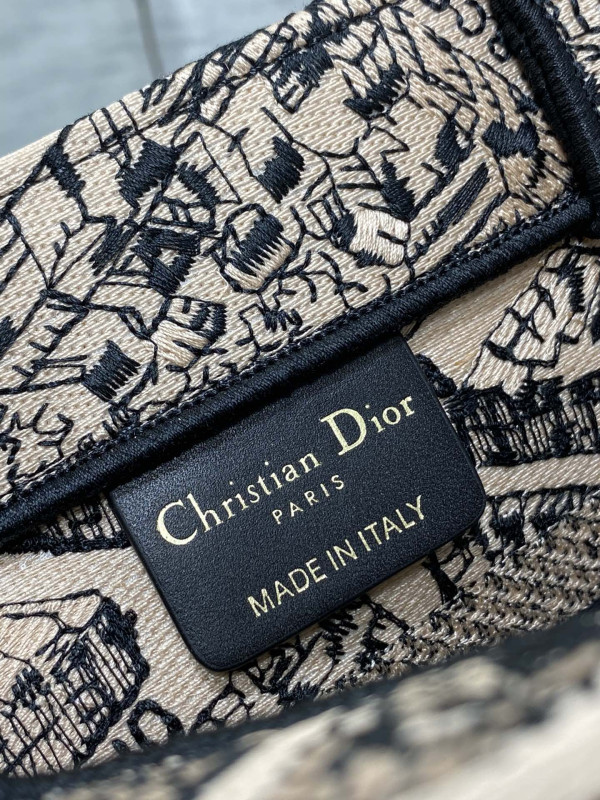 small D*or book tote