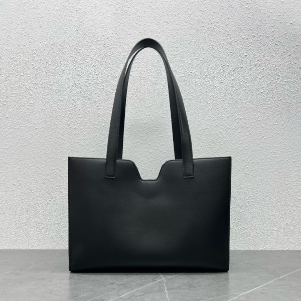 Ce**e cabas 16 in smooth calfskin