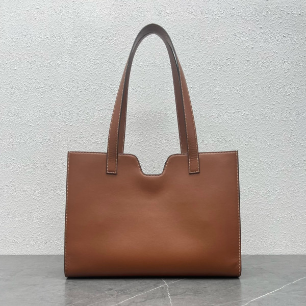 Ce**e cabas 16 in smooth calfskin