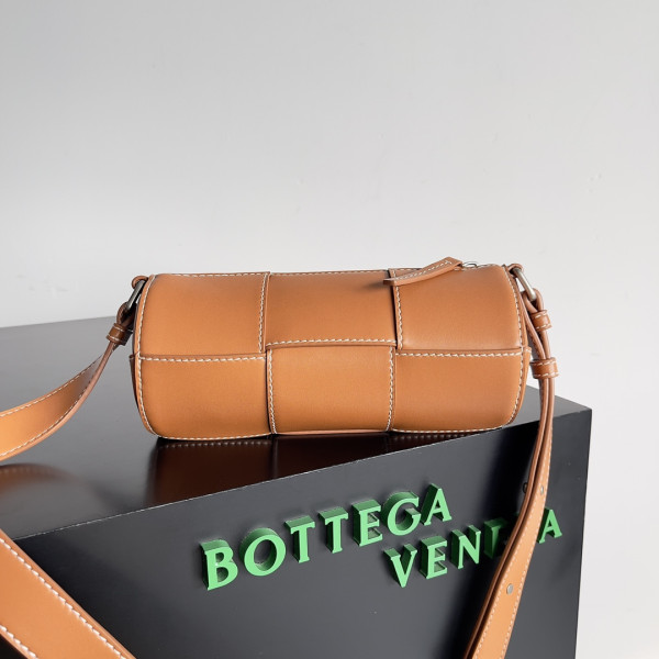 Bo*te*ga ve*ne*ta small canette