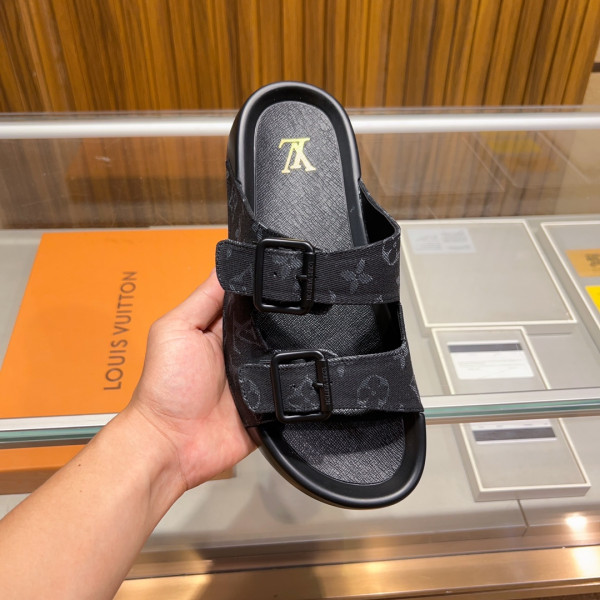 l**is V*t*n slippers