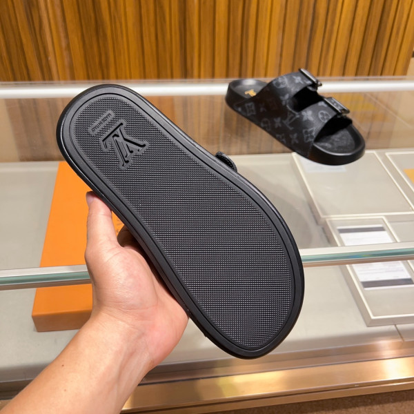 l**is V*t*n slippers