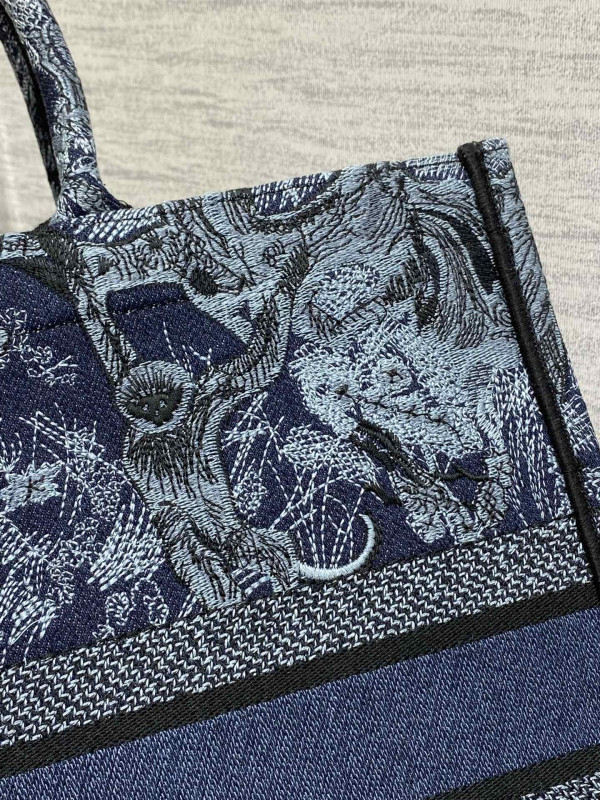 large D*or book tote