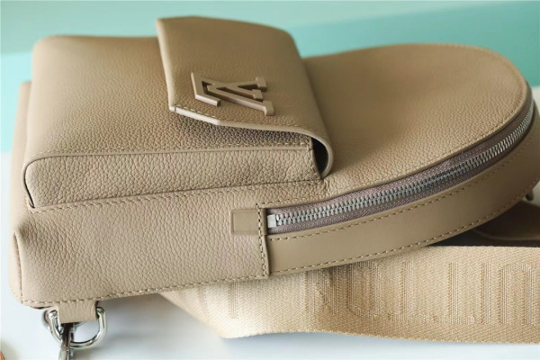 l**is V*t*n pilot slingbag
