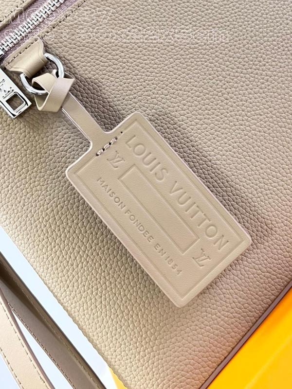 l**is V*t*n ipad pouch