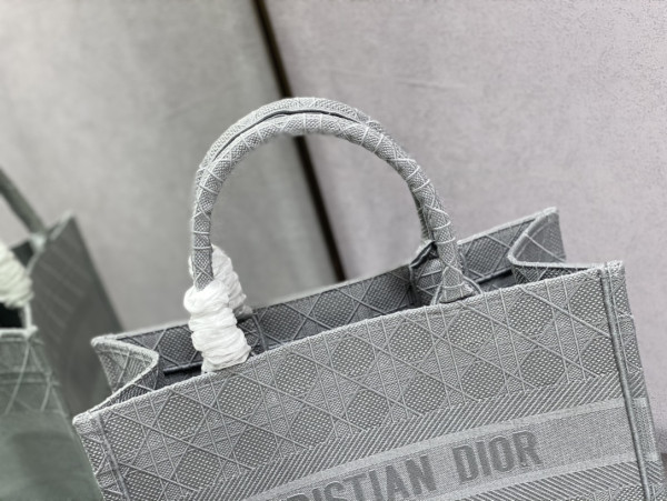 medium D*or book tote