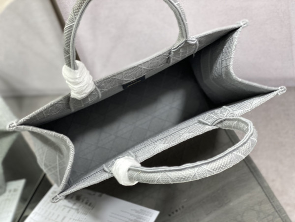 medium D*or book tote