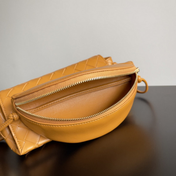 Bo*te*ga ve*ne*ta pouch on strap